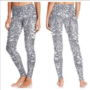 𝅺nwt Alo Yoga Iguana Airbrush white leggings sz xs